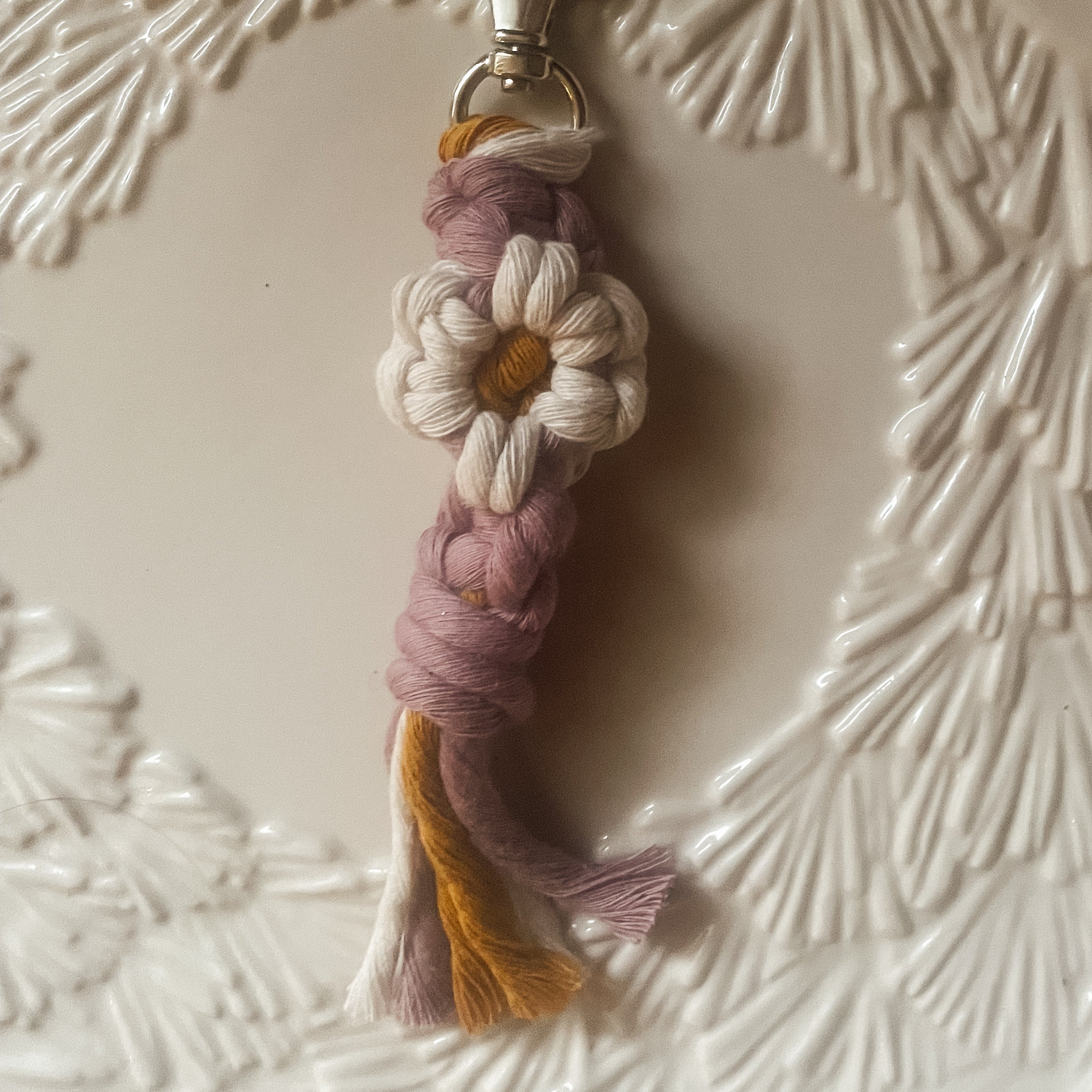 Single Daisy Macrame Keychain