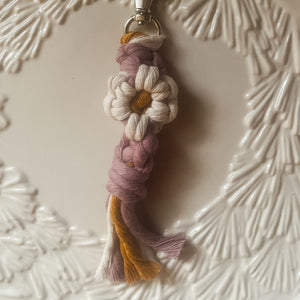 Single Daisy Macrame Keychain