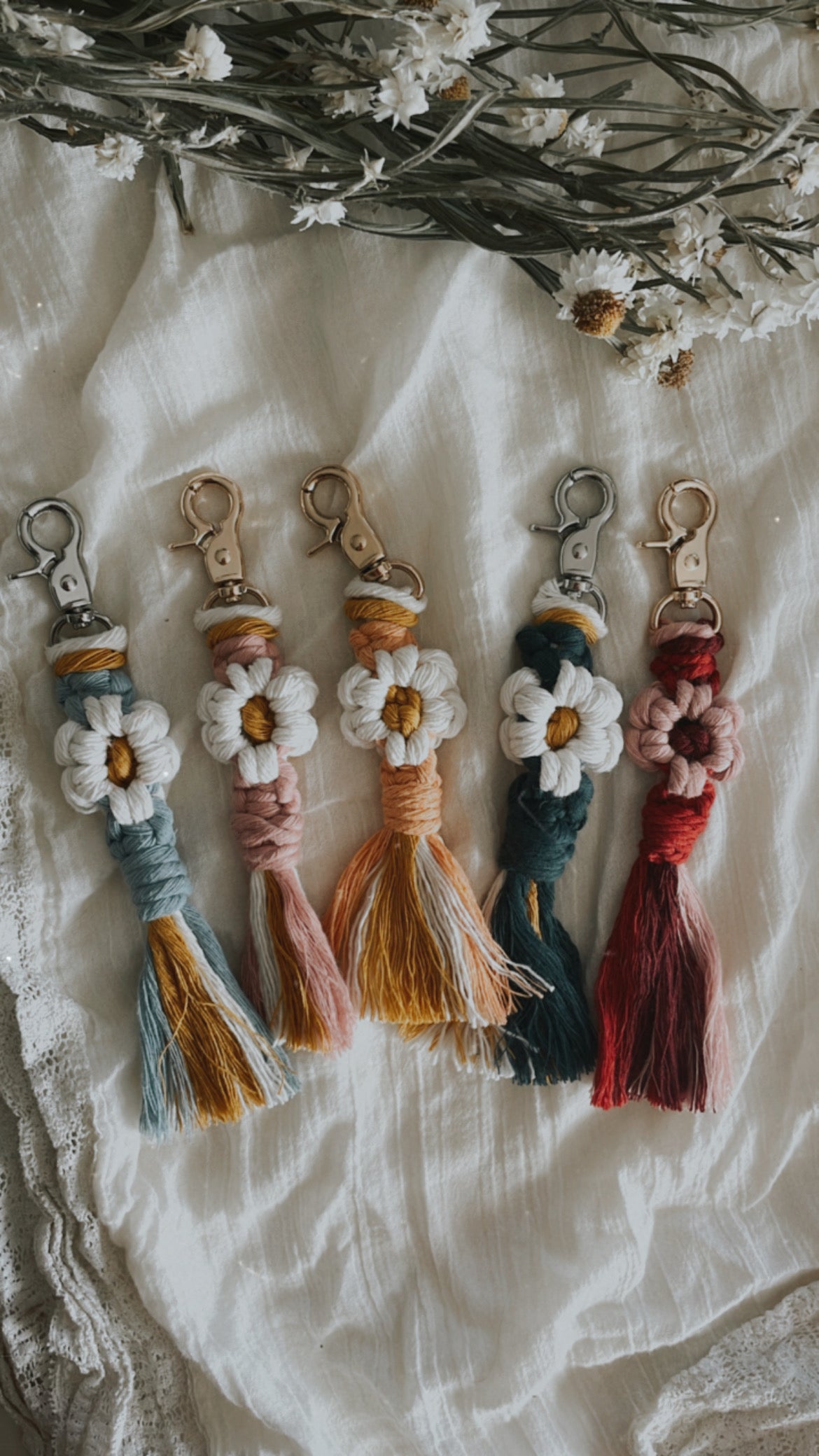 Single Daisy Macrame Keychain